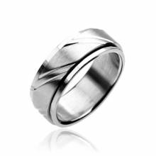 Bague homme acier � bande en mouvement