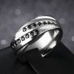 Bague homme acier � bandes de zirconiums noirs diagonales