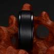 Bague homme en tungstene noir � bande bross�e