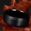 Bague homme en tungstene noir � bande bross�e