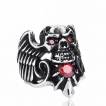 Bague homme punk-rock en acier � t�te de mort ail�e et pierres rouges