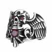 Bague homme punk-rock en acier � t�te de mort ail�e et pierres rouges