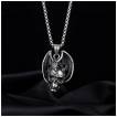 Pendentif homme dragon pos� sur un crane humain en acier