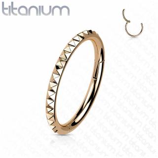 Anneau charni�re en Titane cuivr� � reliefs pyramides