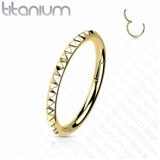 Anneau charni�re en Titane dor� � reliefs pyramides