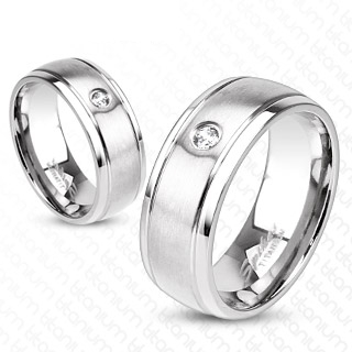 Bague couple titane � bandeau central bross� et serti
