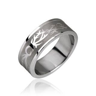 Bague homme acier avec long motif tribal en relief