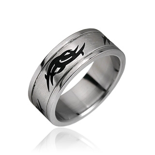 Bague homme acier avec symbole tribal noir
