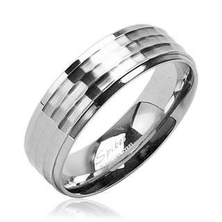 Bague homme en acier � rainures martel�es