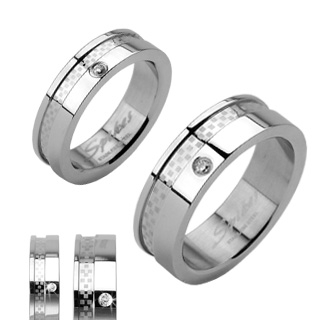 Bague homme en acier avec large rainure � damier et pierre claire