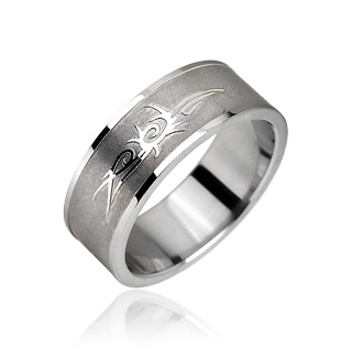 Bague  homme acier symbole tribal en relief