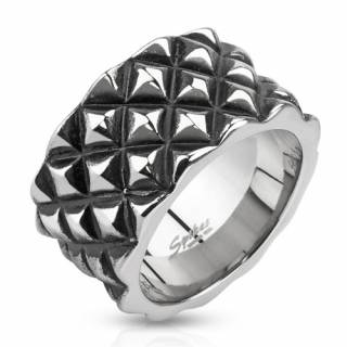 Bague homme en acier � pyramides en diagonales
