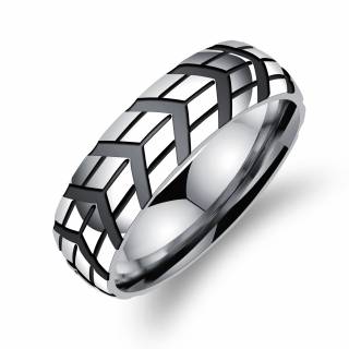 Bague homme en acier � lignes et chevrons noirs