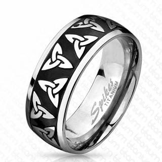 Bague homme en titane avec symboles de la trinit� sur fond noir