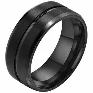 Bague homme noire en acier travers�e d'un sillon