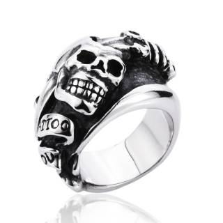 Bague homme rock en acier � crane travers� d'une dague