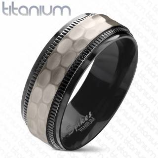 Bague homme titane noir � bords crant�s et bandeau anthracite martel�
