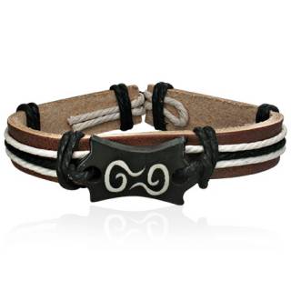 Bracelet en cuir marron et corde avec plaque en os � spirales