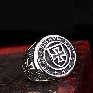 Chevali�re homme style templier en acier � croix de Malte