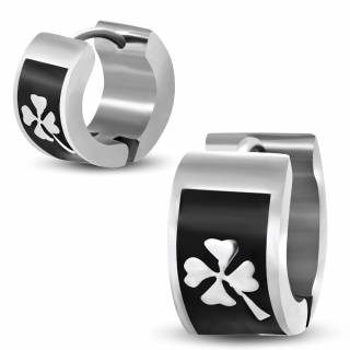 Paire de boucles d'oreilles larges avec tr�fle � 4 feuilles sur fond noir