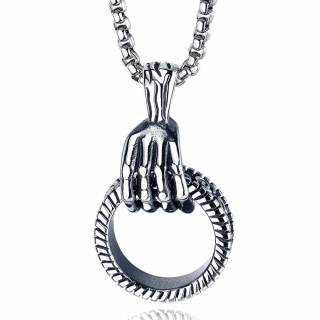 Pendentif acier � main squelette tenant un anneau