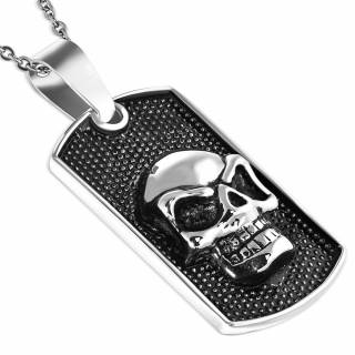 Pendentif en acier � plaque pointill�e avec crane en relief