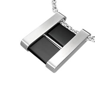 Pendentif homme acier H sur fond noir